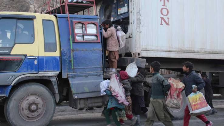 پاکستاني رسنۍ: تورخم کې دوه زره بېوزله افغان ماشومان د توکو په قاچاق بوخت دي