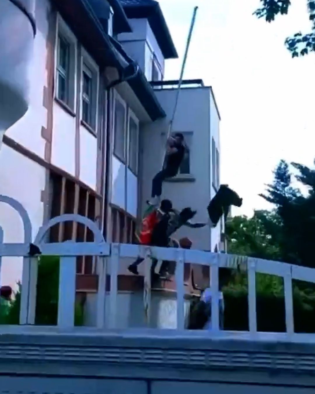 معترضان «حامی جنبش تحفظ پشتون‌ها» به قنسولگری پاکستان در فرانکفورت آلمان «حمله کردند»