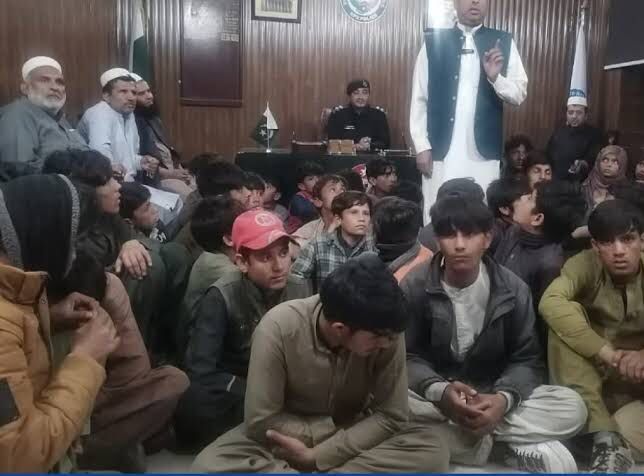 پاکستان: هره ورځ له افغانستان څخه تر ۶۰۰ ډېر ماشومان په ناقانونه توګه را اوړي