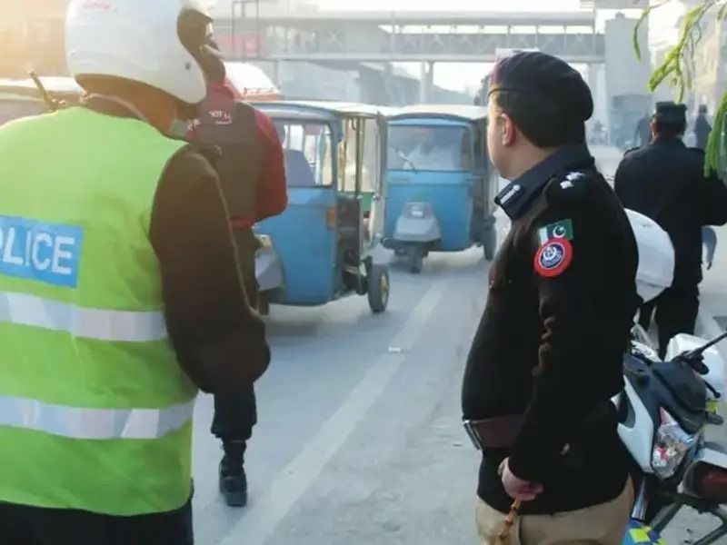 قنسولگری طالبان در کراچی از رهایی ۶۳ افغان از بازداشت پولیس پاکستان خبر داد