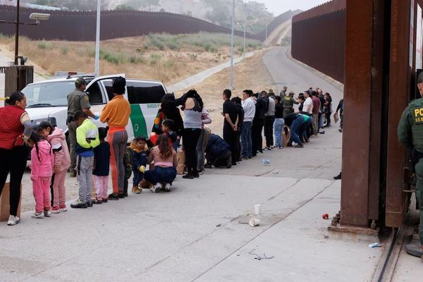 د امریکا د سرحدي ګزمې مشر: نیول شوي پناهغووښتونکي باید ۵ زره ډالره جریمه ورکړي