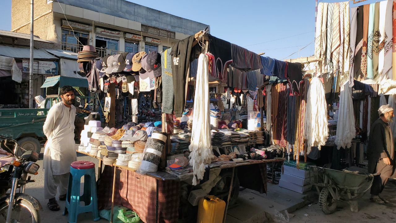 یو کس په کندهار ښار کې د سړک پر غاړه په ګاډۍ کې دسمالونه، خولۍ  او نور توکي خرڅوي