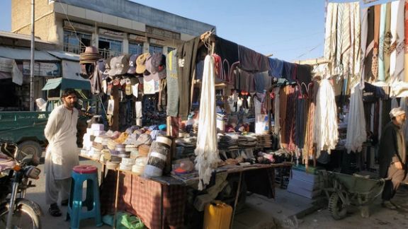 یو کس په کندهار ښار کې د سړک پر غاړه په ګاډۍ کې دسمالونه، خولۍ او نور توکي خرڅوي