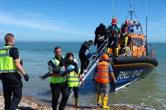 له افغانستان او نورو هېوادونو څخه څه باندې دوه زره پناه غوښتونکي برېتانیا ته ورسېدل