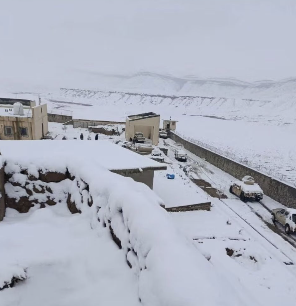 عالقون في البرد.. 700 مهاجر أفغاني يعلقون على الحدود مع إيران