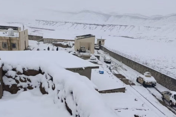 عالقون في البرد.. 700 مهاجر أفغاني يعلقون على الحدود مع إيران