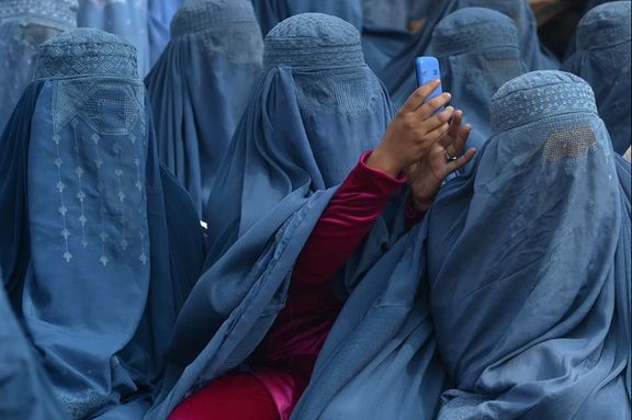 د طالبانو د بندیزونو له کبله ځینې نجونې په یوازېتوب کې له مصنوعي ځیرکتیا سره ملګرتیا پالي