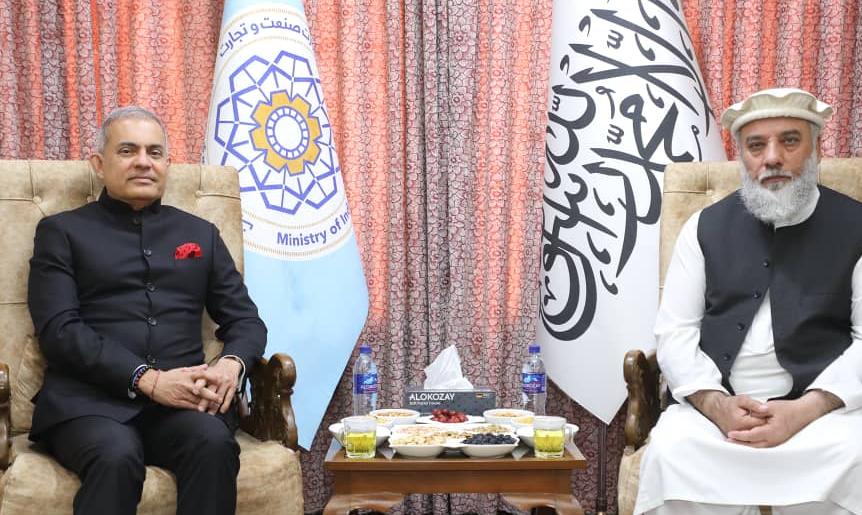 د طالبانو د سوداګرۍ وزیر د ملګرو ملتونو د سرمنشي د ځانګړي استازي له مرستیال سره کتلي