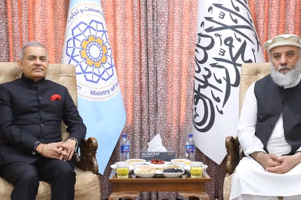 د طالبانو د سوداګرۍ وزیر د ملګرو ملتونو د سرمنشي د ځانګړي استازي له مرستیال سره کتلي