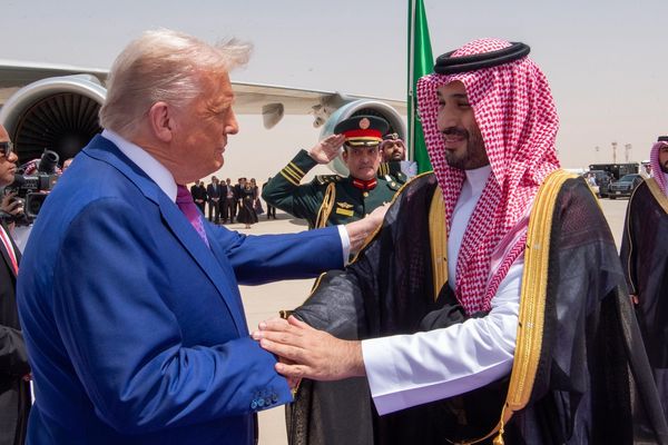 ټرمپ د سعودي عربستان ولیعهد بن سلمان خپل "ملګری" وباله