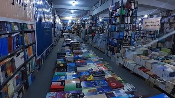 د کتاب لوستلو سره د ځوانانو لېوالتیا په پار په مزارشریف کې د کتابونو نندارتون پرانېستل شو