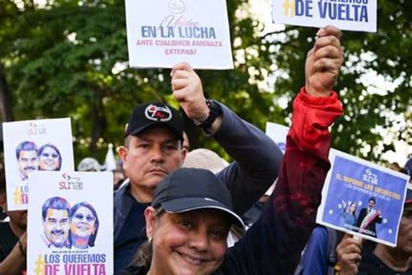 په ونزویلا کې زرګونه لاریون کوونکو له امریکا غوښتي چې مادورو او د هغه مېرمن خوشې کړي