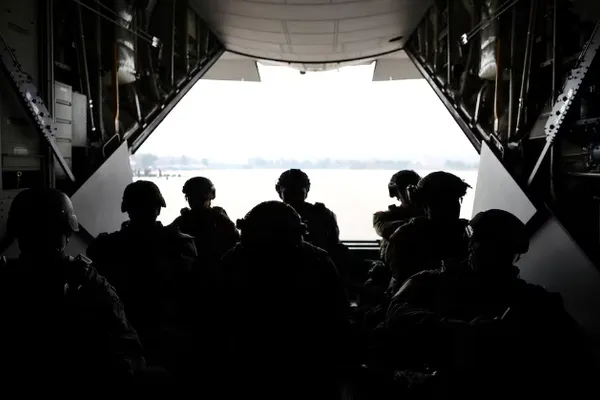 نیویارک تایمز: ترامپ اعزام کماندو برای حمله به برخی اهداف نظامی در ایران را بررسی میکند