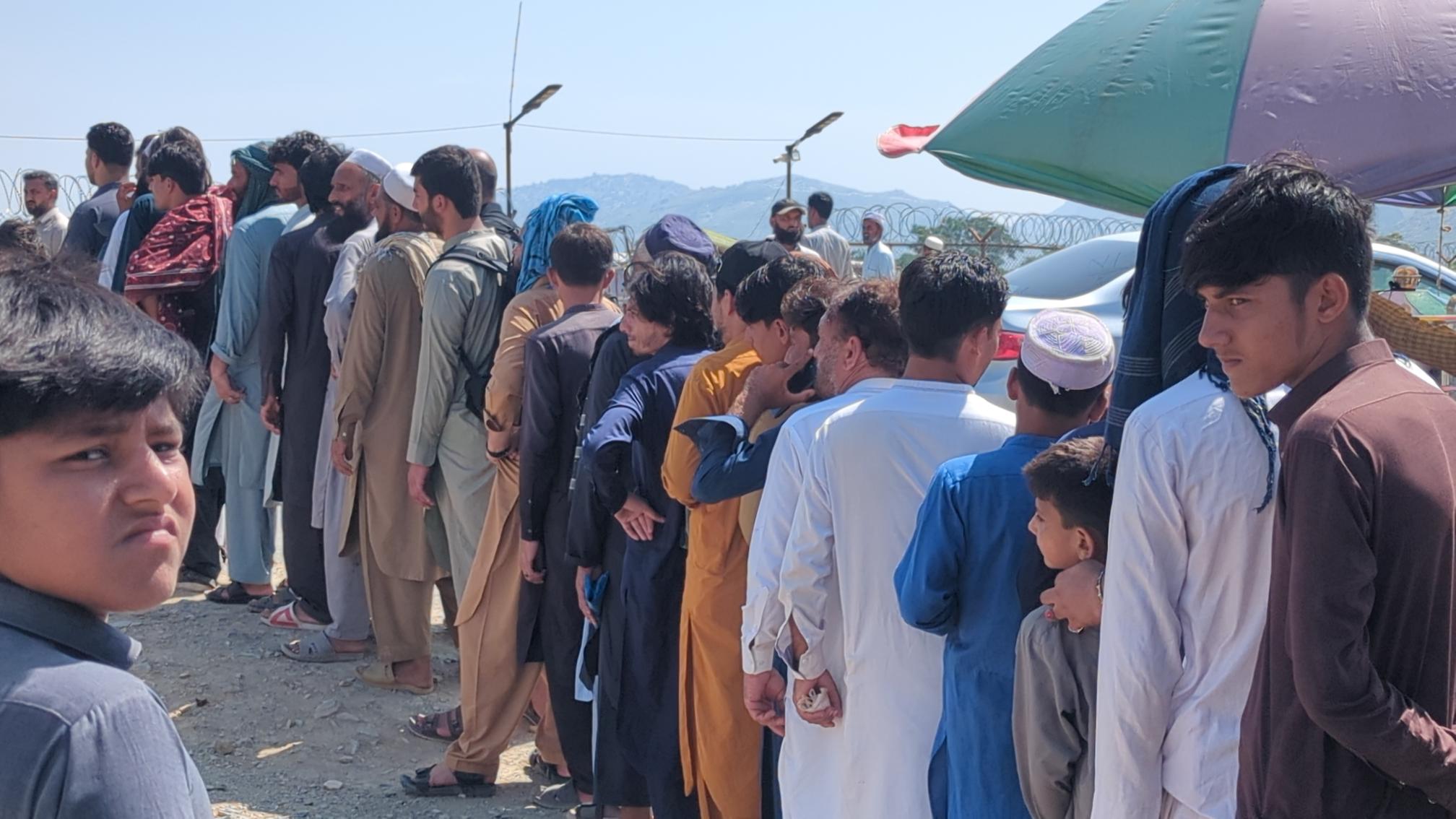 افغان کډوال: په پاکستان کې ژوند راته ناشونی شوی، اړ یو بېرته افغانستان ته ولاړ شو