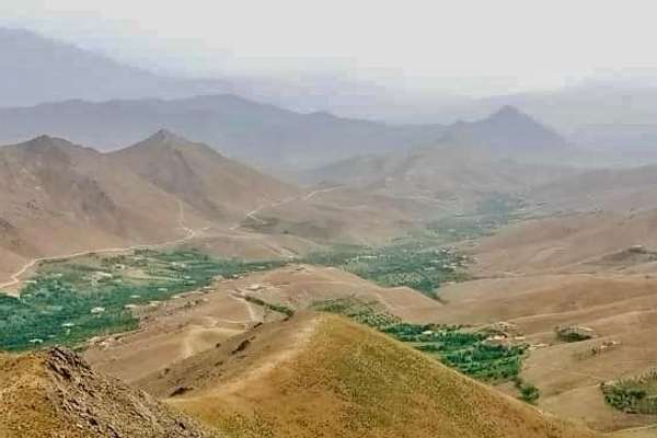 باشندگان دایکندی برای دسترسی به اینترنت ساعتها در کوهستانها پیاده روی میکنند