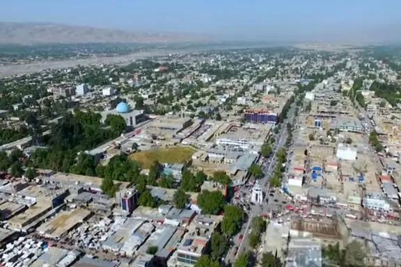 طالبان در تخار یک زن و یک مرد را پیش چشم مردم شلاق زد