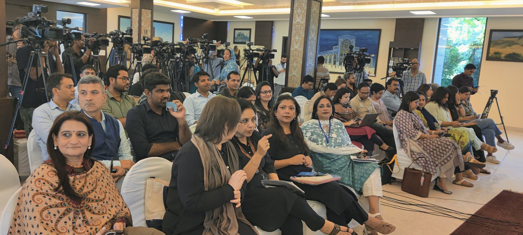 متقی پس از انتقادها نشست خبری دیگری با حضور خبرنگاران زن برگزار کرد