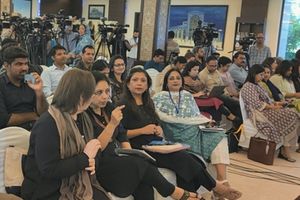 متقی پس از انتقادها نشست خبری دیگری با حضور خبرنگاران زن برگزار کرد