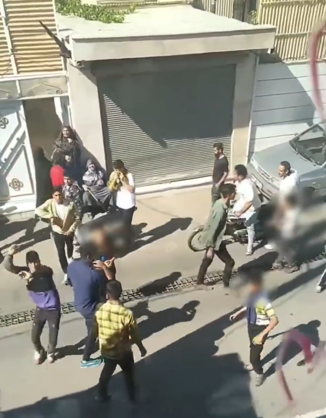 حمله به خانه مهاجران در ایران؛ معترضان در استان قزوین شعار دادند "افغانی باید گم شود"