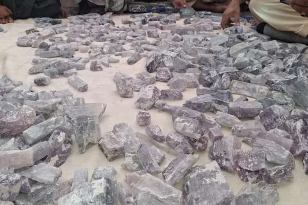طالبانو په نورستان کې ۹زره کیلو ګرامه ګران بیه ډبرې پلورلې دي