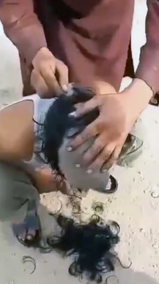 کندهار کې طالبان د هغو ځوانانو سرونه خرېیي چې موټرسایکل چټک ځغلوي