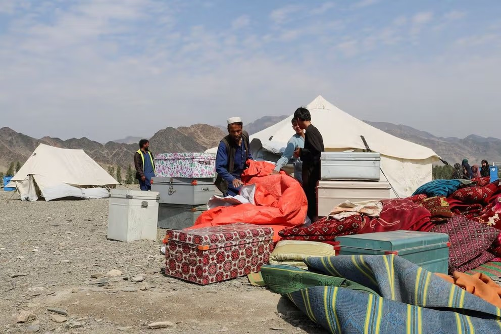 الإفطار وسط الدخان والرصاص.. سكان الحدود بين أفغانستان وباكستان يروون معاناتهم مع القتال