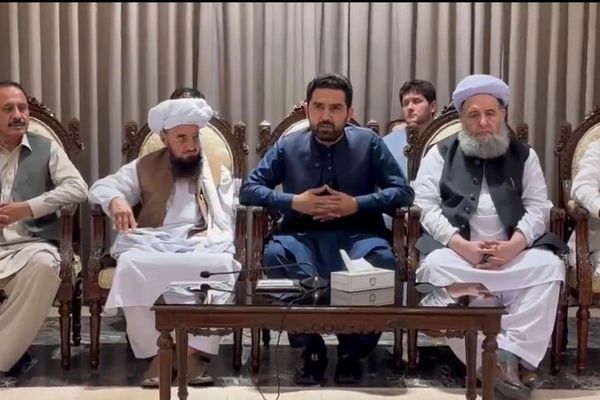 د سهيل اپريدي په مشرۍ ګډې قبايلي، حکومتي او اپوزيسيون جرګې د ډرون بريدونو کلک مخالفت وکړ