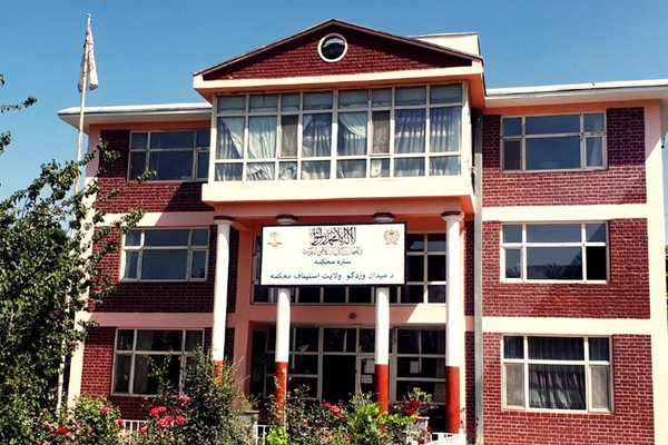 طالبانو په میدان وردګ کې د یوې مېرمنې په ګډون درې کسان په دُرو وهلي دي