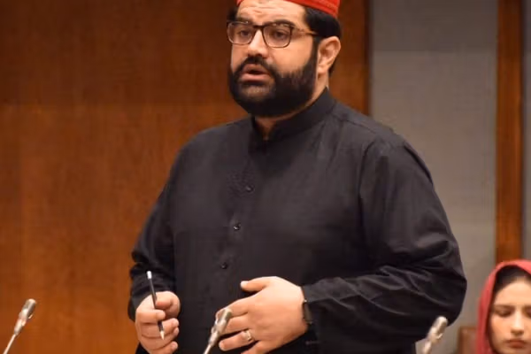 اېمل ولي خان طالبانو ته په اشاره؛ ترهګر دوست نهلري ریاست دې خپله پالیسي بدله کړي