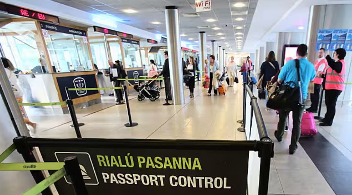 افغان پلار او زوی ډوبلن هوایي ډګر کې د پولیسو له‌خوا ونیول شول