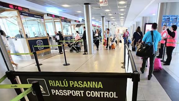 افغان پلار او زوی ډوبلن هوایي ډګر کې د پولیسو لهخوا ونیول شول