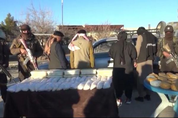 طالبانو په غزني کې د نشهیي توکو د قاچاق په تور د دوو ښځو په ګډون شپږ کسان نيولي دي