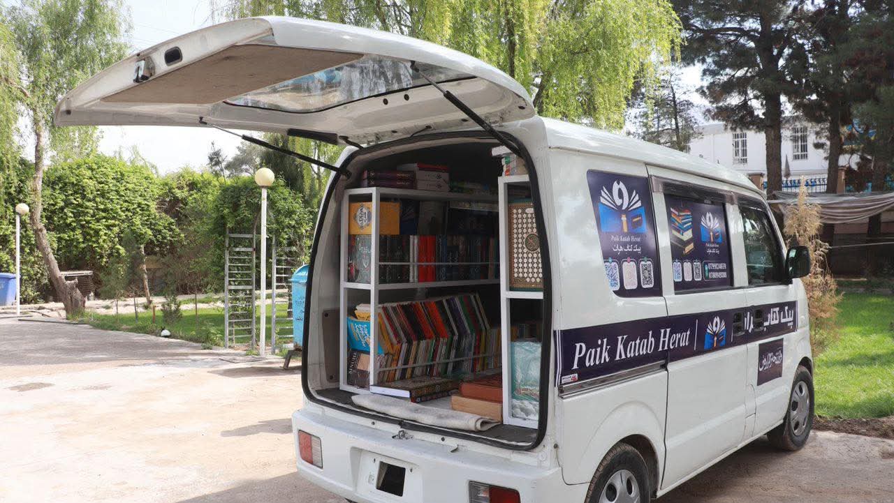 یک جوان در هرات با ساختن کتابخانه سیار به خانه‌های مردم کتاب می‌برد