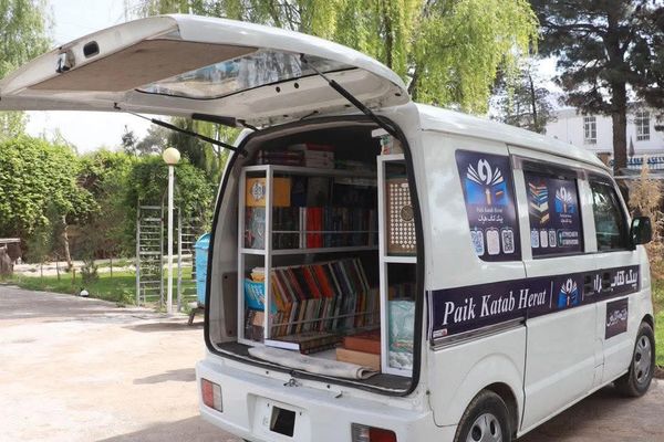 یک جوان در هرات با ساختن کتابخانه سیار به خانههای مردم کتاب میبرد