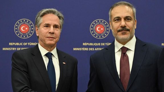 وزیر خارجه امریکا در سفر به ترکیه، بر لزوم مهار داعش در سوریه تاکید کرد