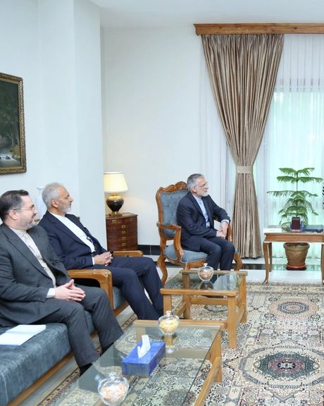 د ایران د بهرنیو چارو وزیر سلاکار له متقي سره کتلي