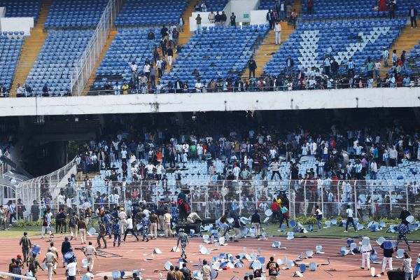 آشوب در کلکته پس از حضور کوتاه مسی؛ هواداران خشمگین چوکیها را شکستند و وارد میدان شدند