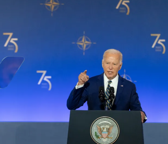 رئیس‌جمهور ۸۱ساله امریکا به بیماری کرونا مبتلا شد