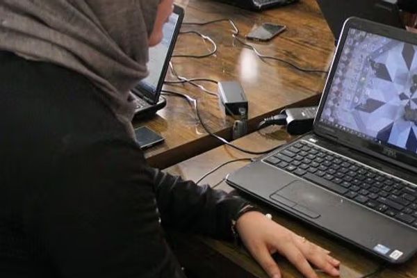 واکنش مردم به قطع اینترنت و شبکههای مخابراتی: ما از زندانی به نام افغانستان خسته شدهایم