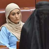 عضویت سناتور راستگرا پس از جنجال پوشیدن چادری در پارلمان استرالیا تعلیق شد