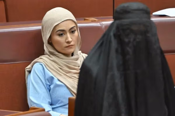 عضویت سناتور راستگرا پس از جنجال پوشیدن چادری در پارلمان استرالیا تعلیق شد