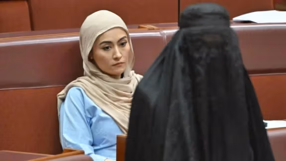 عضویت سناتور راستگرا پس از جنجال پوشیدن چادری در پارلمان استرالیا تعلیق شد