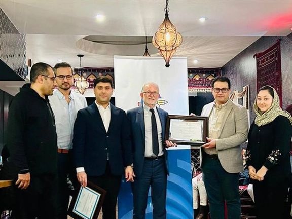 افغان خبریالانو له ریچارډ بېنېټ سره د خبریالانو او رسنیو د وضعیت په اړه خبرې وکړې