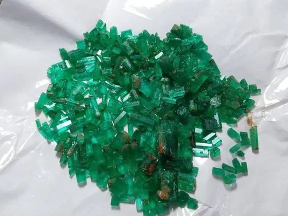 طالبان: په پنجشېر کې تر دا مهاله د ۲.۸ مېلیونه ډالرو په ارزښت زمرد پلورل شوي