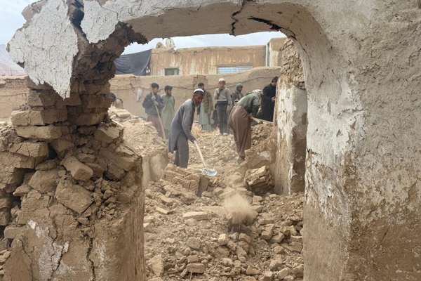 نړېدلي کورونه؛ د بلخ او سمنګان زلزله ځپلې کورنۍ د سرپناوو تر څنګ د مرستو غوښتنه کوي