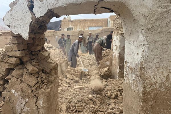 نړېدلي کورونه؛ د بلخ او سمنګان زلزله ځپلې کورنۍ د سرپناوو تر څنګ د مرستو غوښتنه کوي