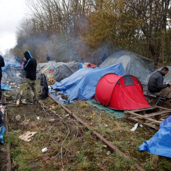 ۴۰۰ جوان پناهجو از افغانستان و غرب افریقا در فرانسه زمستان را زیر خیمهها سپری میکنند
