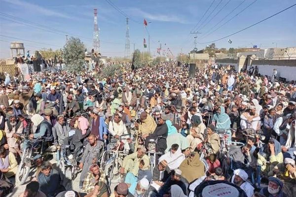 په چمن کې پرلت کوونکي: د لارې د بندېدو له امله ۱۰۰ زره کورنۍ اغېزمنې شوې دي