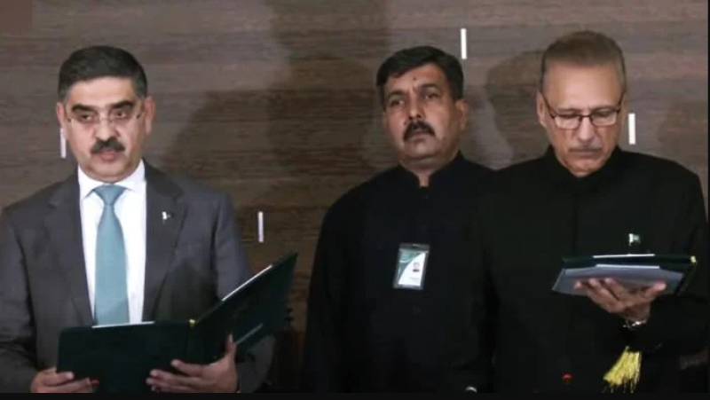 انوارالحق کاکړ د پاکستان د سرپرست لومړي وزیر په توګه لوړه وکړه