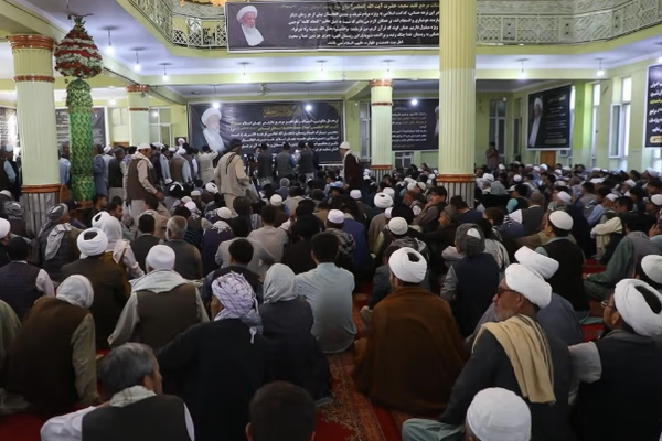 وفد يمثل سراج الدين حقاني يشارك في مراسم عزاء آية الله الفياض